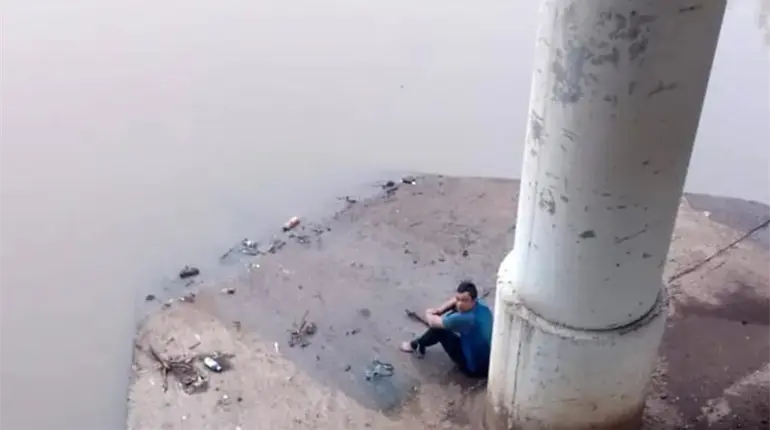 Lo arrojan al río atado de pies y manos y sobrevive en Sinaloa