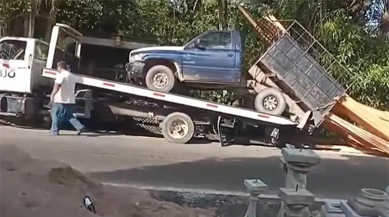 Intentan subir a grúa camioneta cargada con madera y se parte por la mitad en Nacajuca
