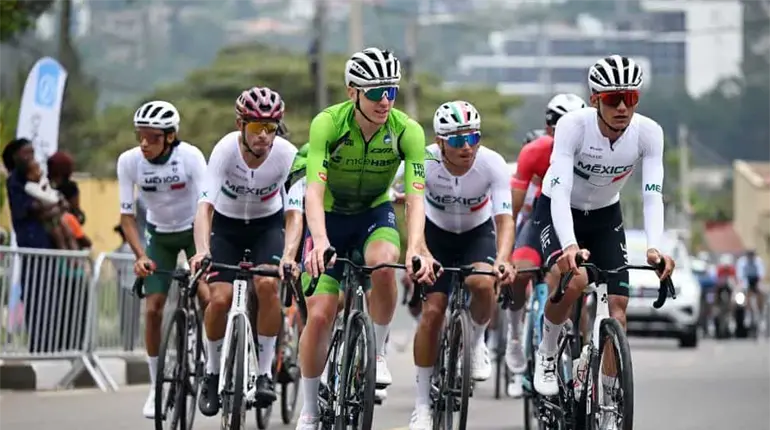 Isaac del Toro entrena junto a Pogacar previo a la próxima prueba del Mundial de Ciclismo