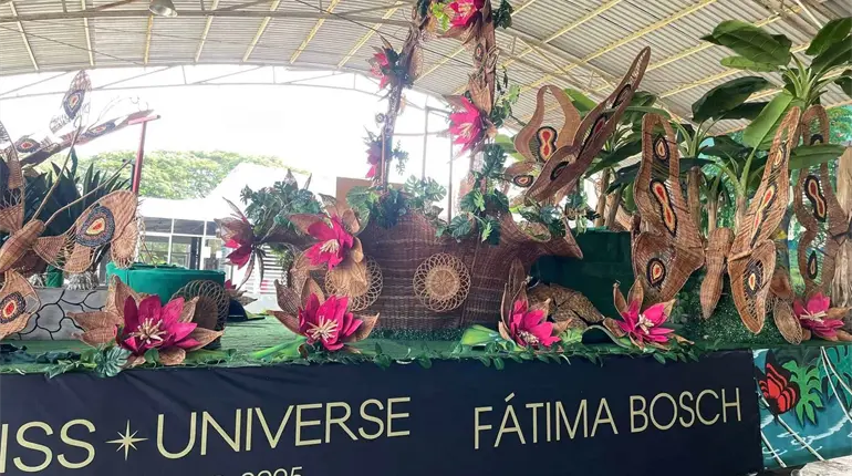 Exhiben carro alegórico en el que desfilará Fátima Bosch este domingo