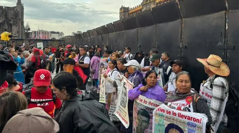 Se registran pintas y destrozos durante marcha por los 11 años de Ayotzinapa