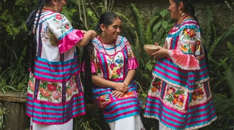 Gobierno de Oaxaca obliga a empleados a usar vestimenta indígena