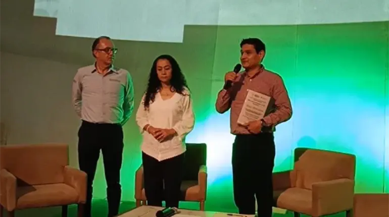 Entregan reconocimiento a familia de Héctor joven donador multiorgánico