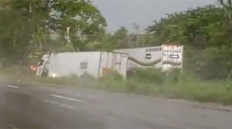 Tráiler pierde el control y se impacta contra árboles en la Villahermosa-Cárdenas 