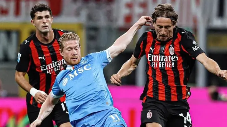 El Milan y Santi Giménez le quitan el invicto al Napoli y son líderes en Italia