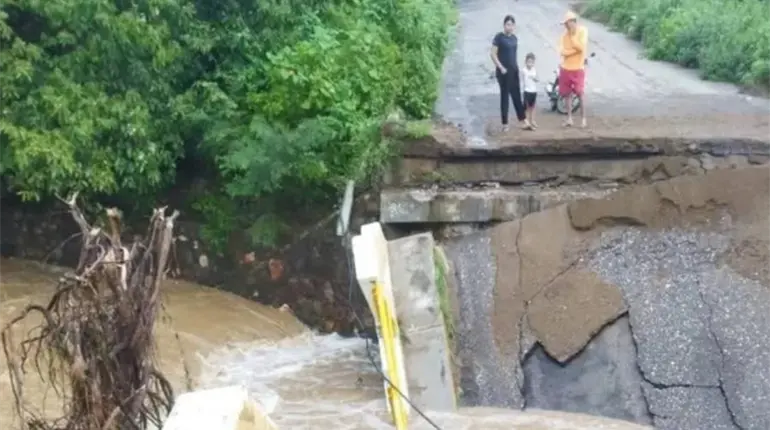 Intensas lluvias provocan colapso de puente en carretera federal en Michoacán