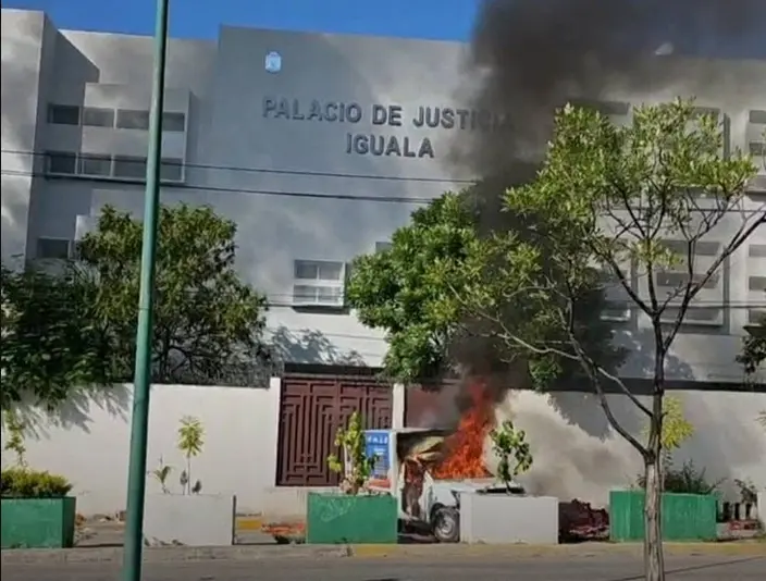 Estudiantes de Ayotzinapa queman vehículos frente a Palacio de Justicia en Iguala