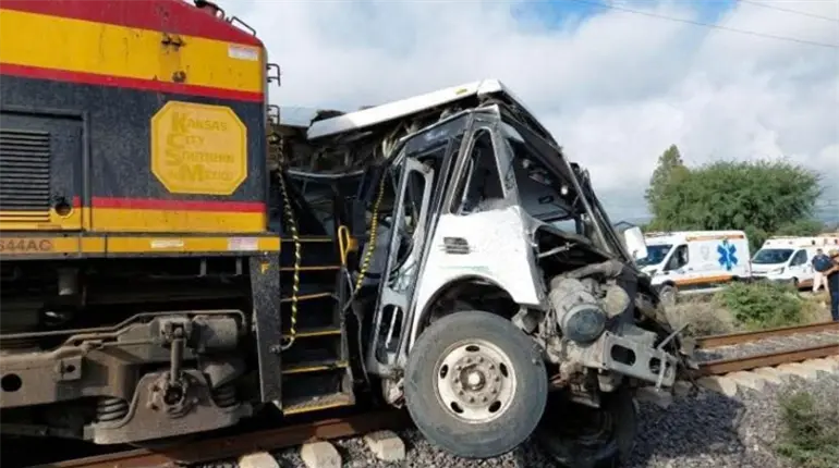 Autobús intenta ganar paso a tren en Guanajuato; mueren 6 personas