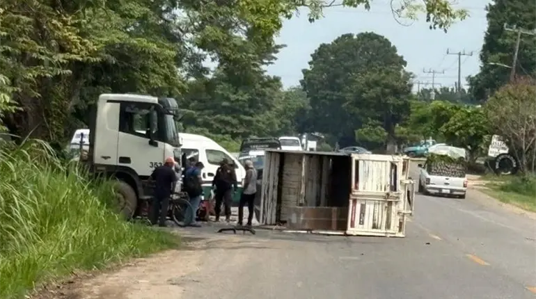 Colisionan tres vehículos en la Villahermosa-Teapa; hay un herido