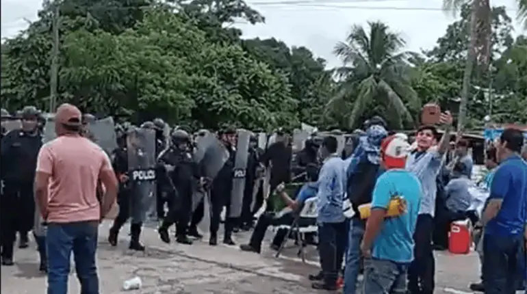 Bloquean cañeros la Cárdenas-Coatzacoalcos; los desalojan antimotines