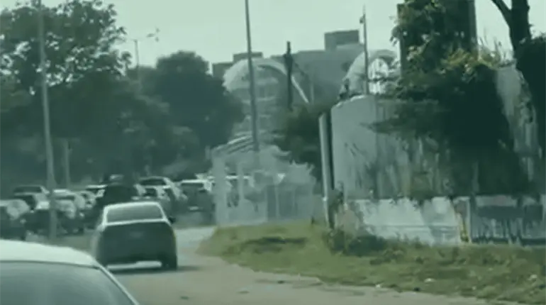 Automovilista evade tráfico sobre banqueta del bulevar Bicentenario en Centro