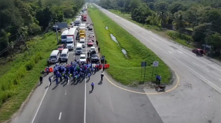 Bloquean cañeros la Cárdenas - Coatzacoalcos; exigen liberación de compañeros detenidos en Villahermosa