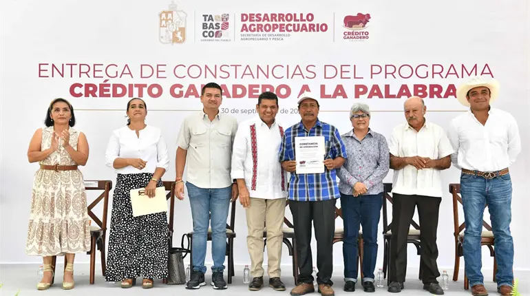Entrega gobierno certificados del Crédito Ganadero a la Palabra en Comalcalco