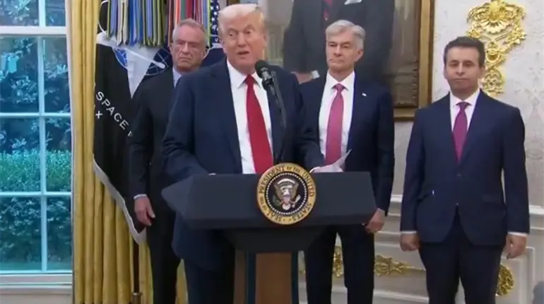 Trump y Pfizer formalizan acuerdo para bajar precios en medicamentos en EE. UU.