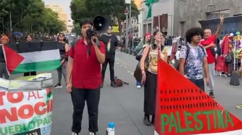 Manifestantes pro Palestina causan destrozos y vandalizan sede de la SRE