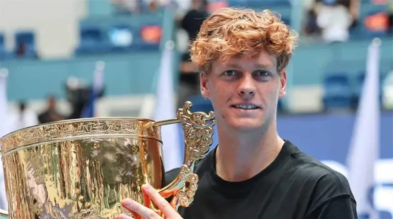Sinner se corona en Beijing y reduce diferencia con Alcaraz por la cima del ATP