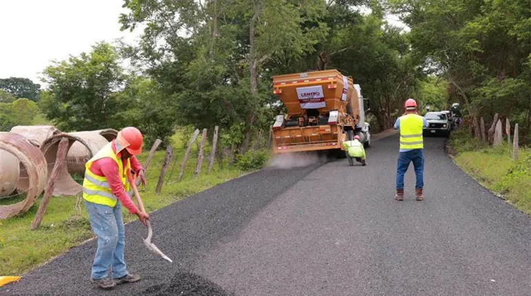 Realiza Osuna entrega de obras de alumbrado público y pavimentación de caminos, en comunidades de Centro