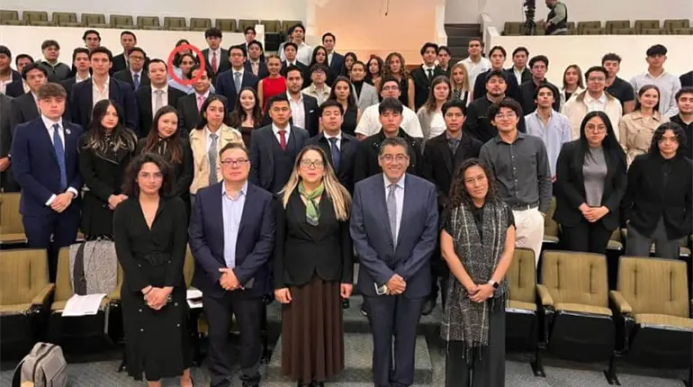 Jesús Ernesto, hijo menor de AMLO, participa en parlamento juvenil en el Senado