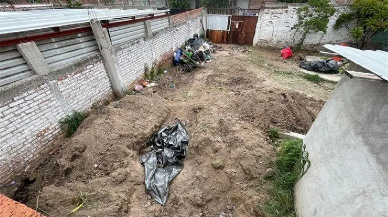 Rescatan 12 cuerpos de fosa clandestina en Irapuato, Guanajuato