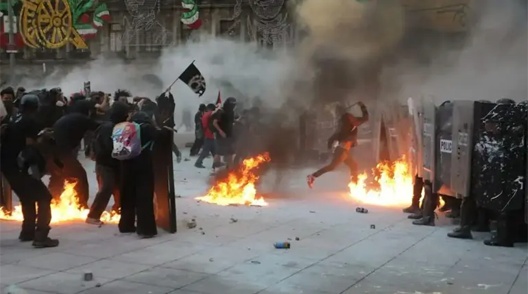 Dan de alta a 78 policías heridos en marcha del 2 de octubre