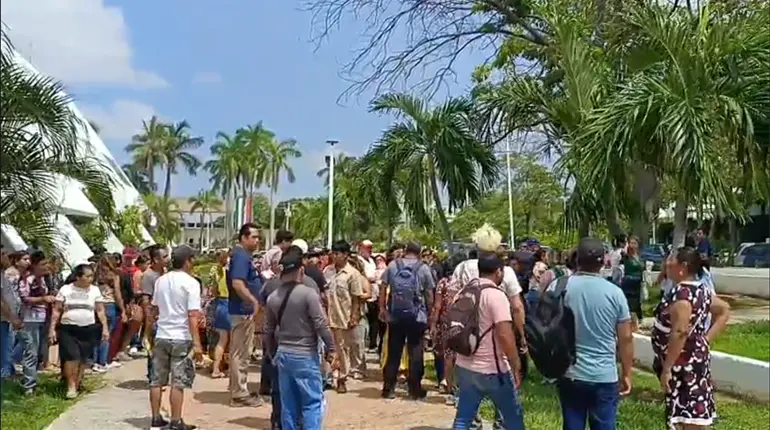 Colonos de Casa Blanca se manifiestan en Palacio Municipal de Centro