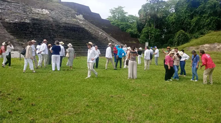 Embajadores de la UE visitan sitio arqueológico de Comalcalco