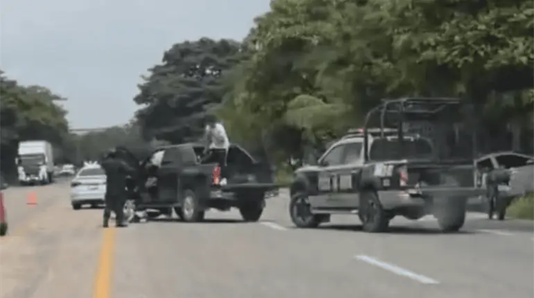 Chocan de frente camioneta y automóvil en la Cárdenas – Huimanguillo
