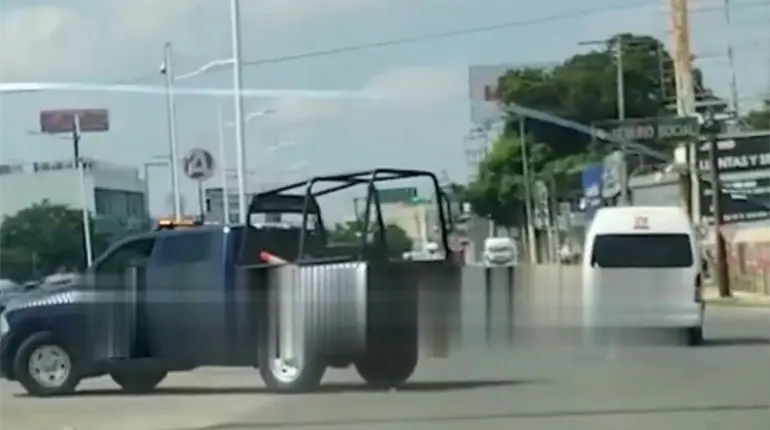 Captan persecución de combi sobre Av. Universidad en Villahermosa