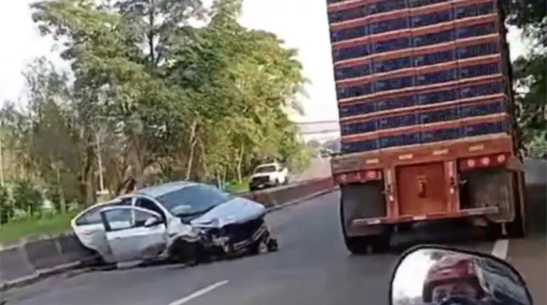 Se impacta contra muro de contención en la Villahermosa-Frontera y abandona vehículo