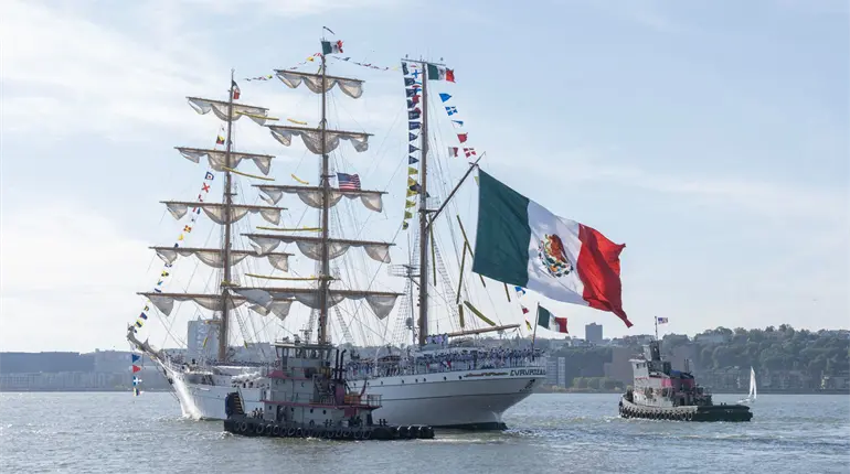 Buque Cuauhtémoc zarpa de NY tras accidente en puente de Brooklyn