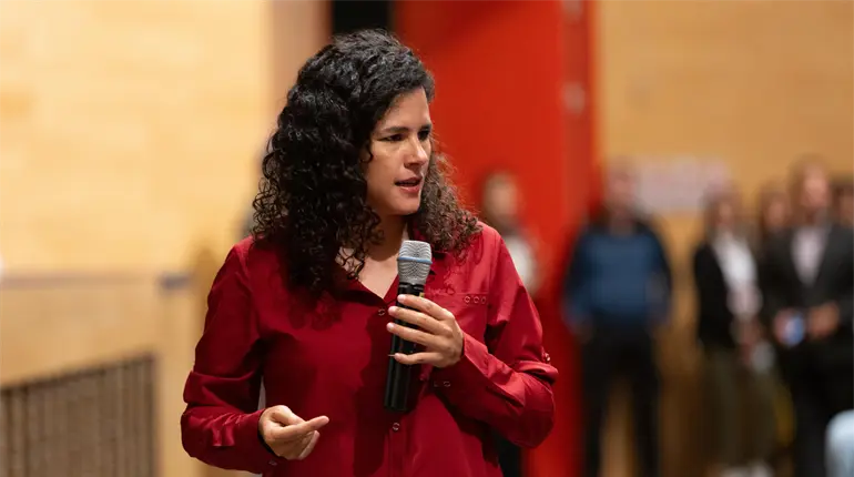 Exhibir nuestras diferencias “le hacen el caldo gordo a la derecha”: Luisa Alcalde