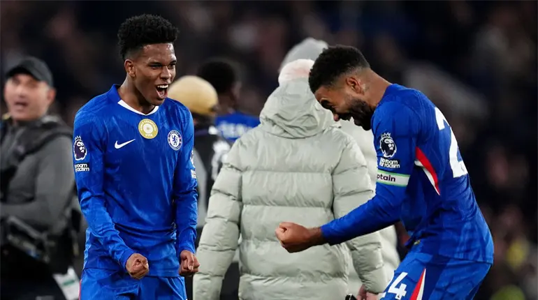 Chelsea vence al Liverpool con gol de último minuto