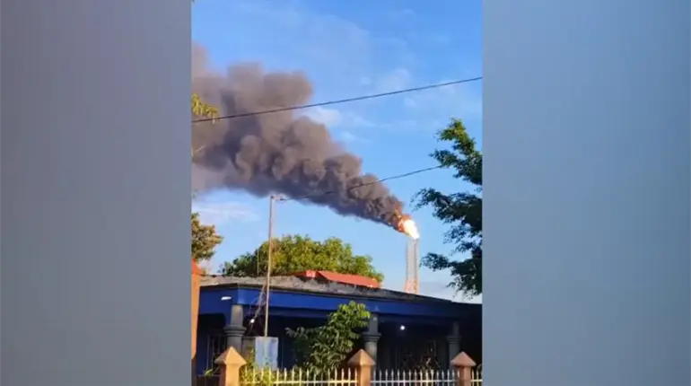 Preocupa a ciudadana desfogue de humo negro desde refinería Olmeca