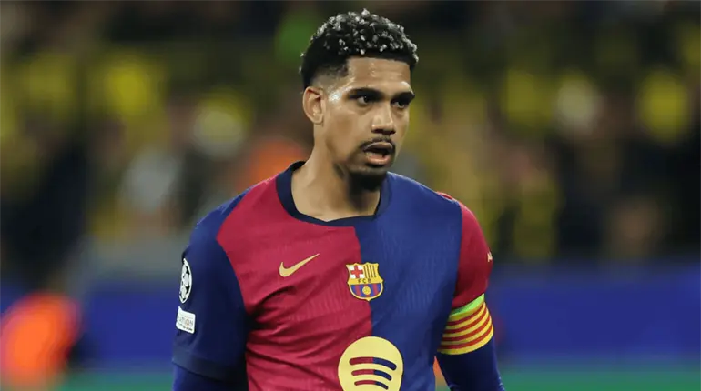 Liverpool FC busca a Ronald Araújo del Barça