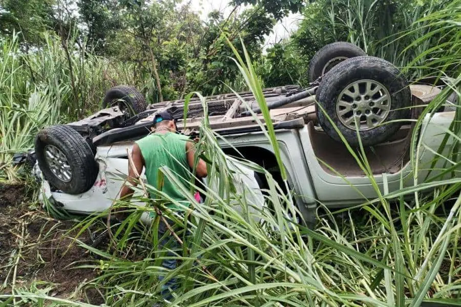 Accidente en la Comalcalco–Cárdenas deja varios lesionados