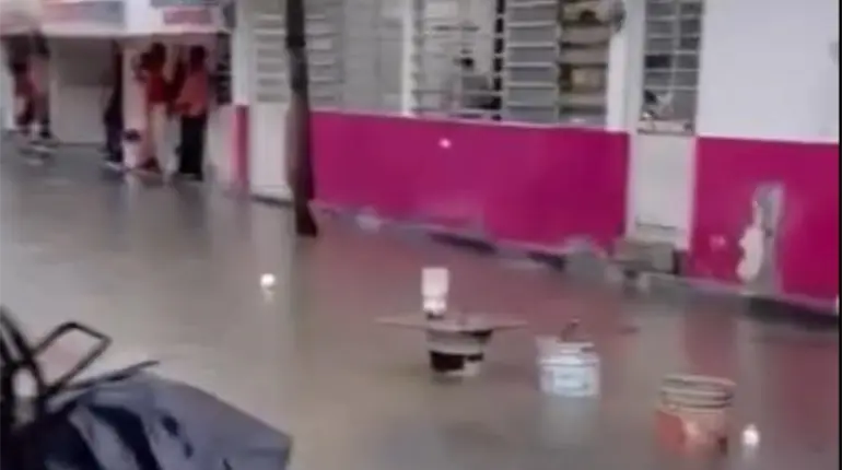 Exhiben intensas anegaciones en calle Hombres Ilustres de Cunduacán
