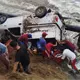 Vuelca camioneta y cae a orilla del mar en El Alacrán, Cárdenas