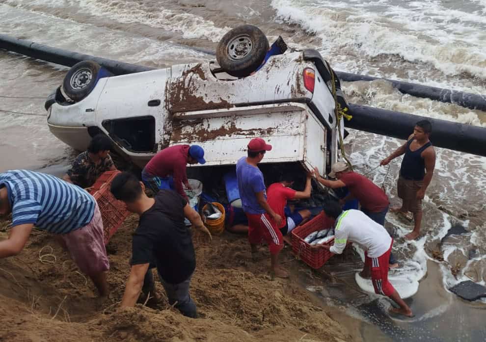 Vuelca camioneta y cae a orilla del mar en El Alacrán, Cárdenas