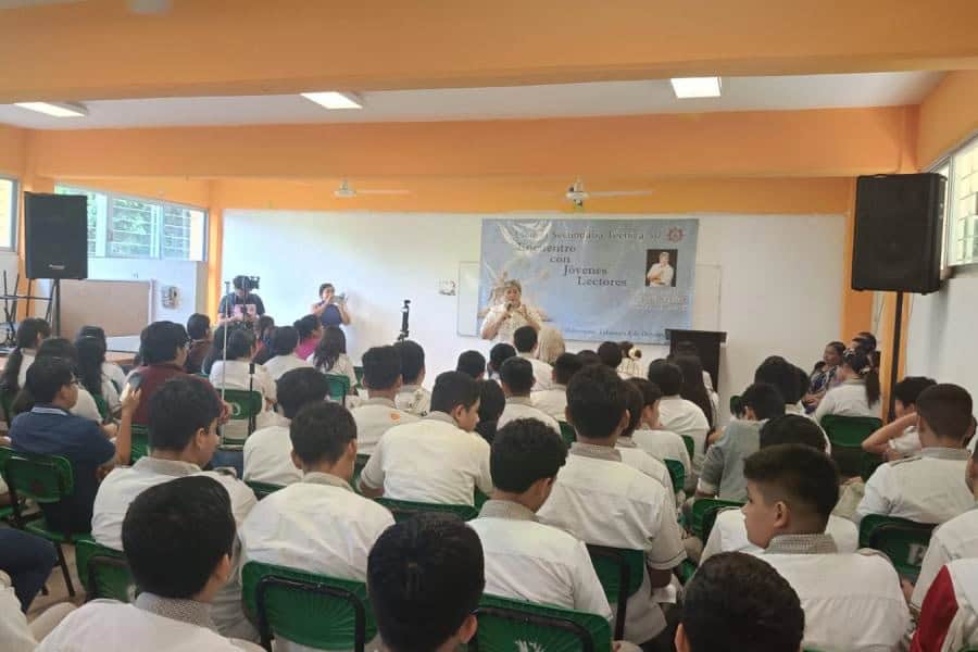 Claudia Cecilia promueve la lectura en estudiantes de secundaria del Fraccionamiento Lagunas
