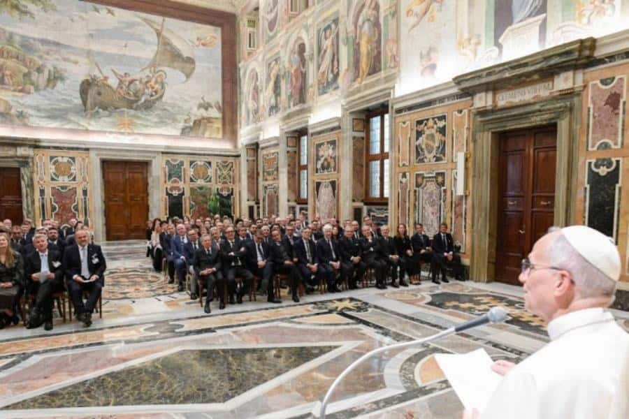 El periodismo no es delito dice León XIV a periodistas, pero les pide no vender su autoridad