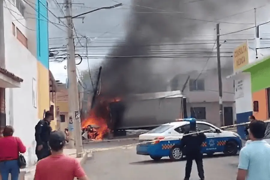 Choca contra 7 vehículos, 4 motos, 1 transporte público y se incendia en Querétaro