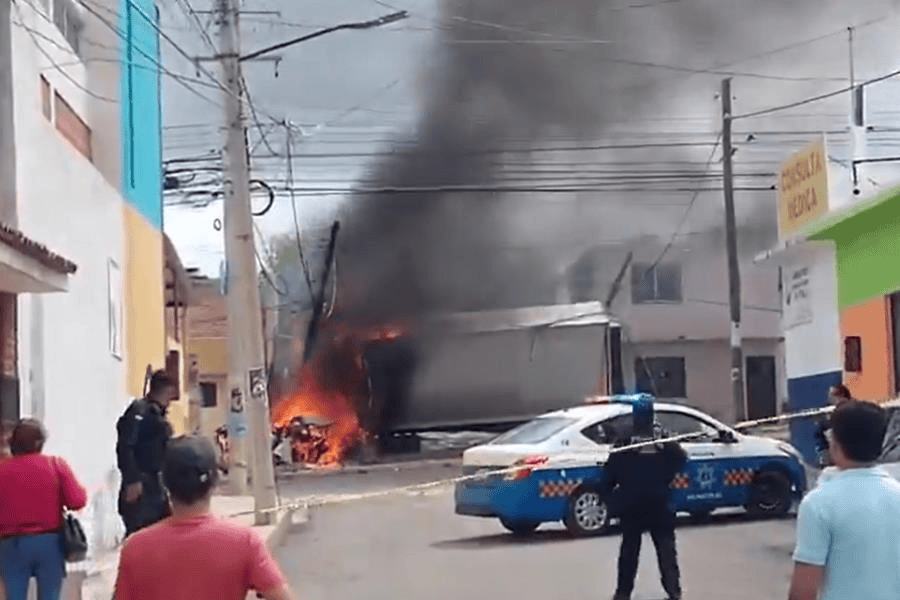 Camión choca con 7 vehículos, 4 motos, 1 transporte público y se incendia en Querétaro