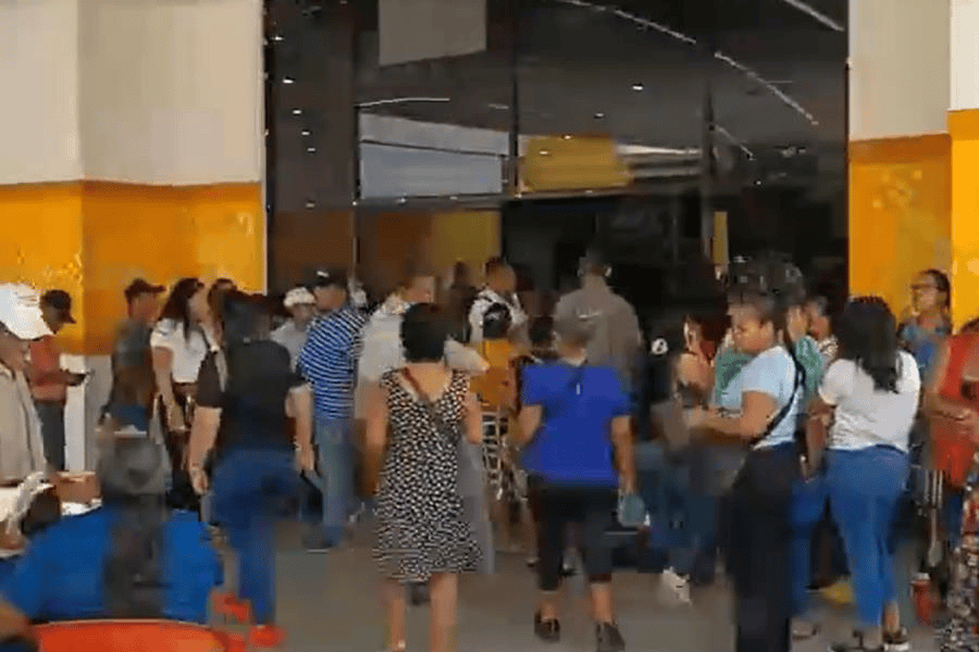 Entrega de Tarjetas “Mujeres Bienestar” en Parque Tabasco genera carga vehicular, por falta de estacionamiento