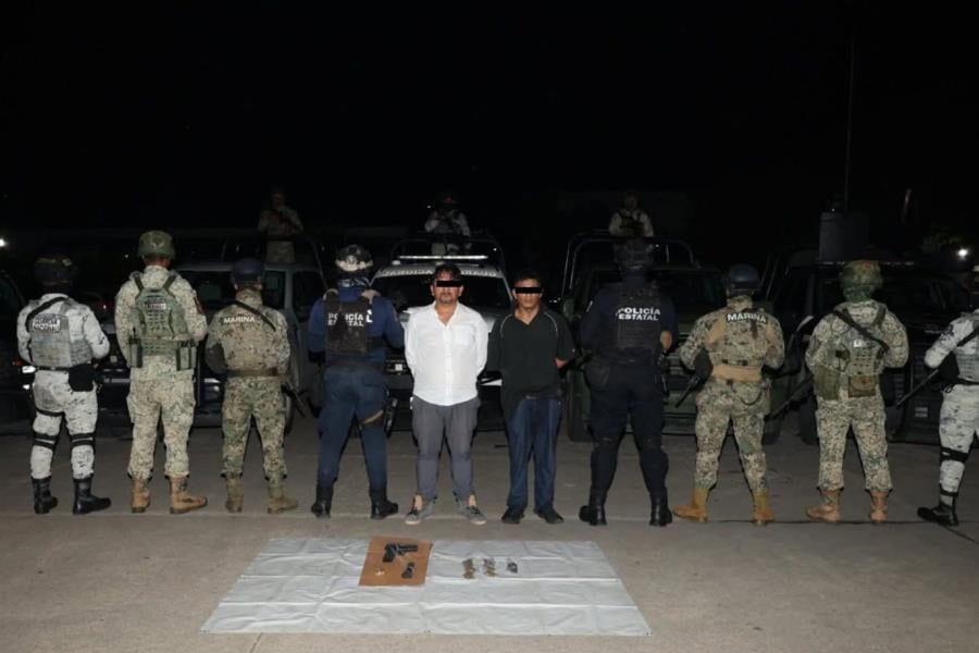 Detienen a dos hombres en taxi con arma y drogas en Villahermosa