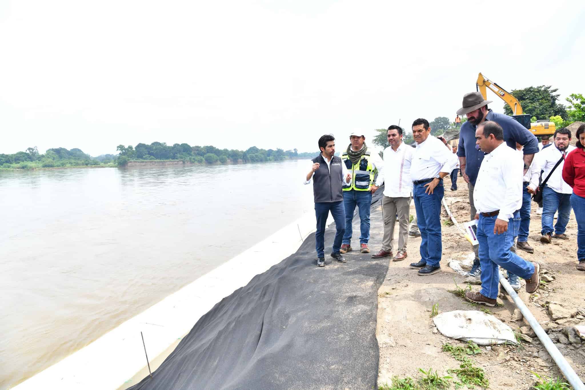 Director general de Conagua supervisa avances de obras contra inundaciones en Tabasco