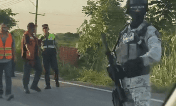 Tráiler se sale de carretera a la altura de Dos Montes, Centro