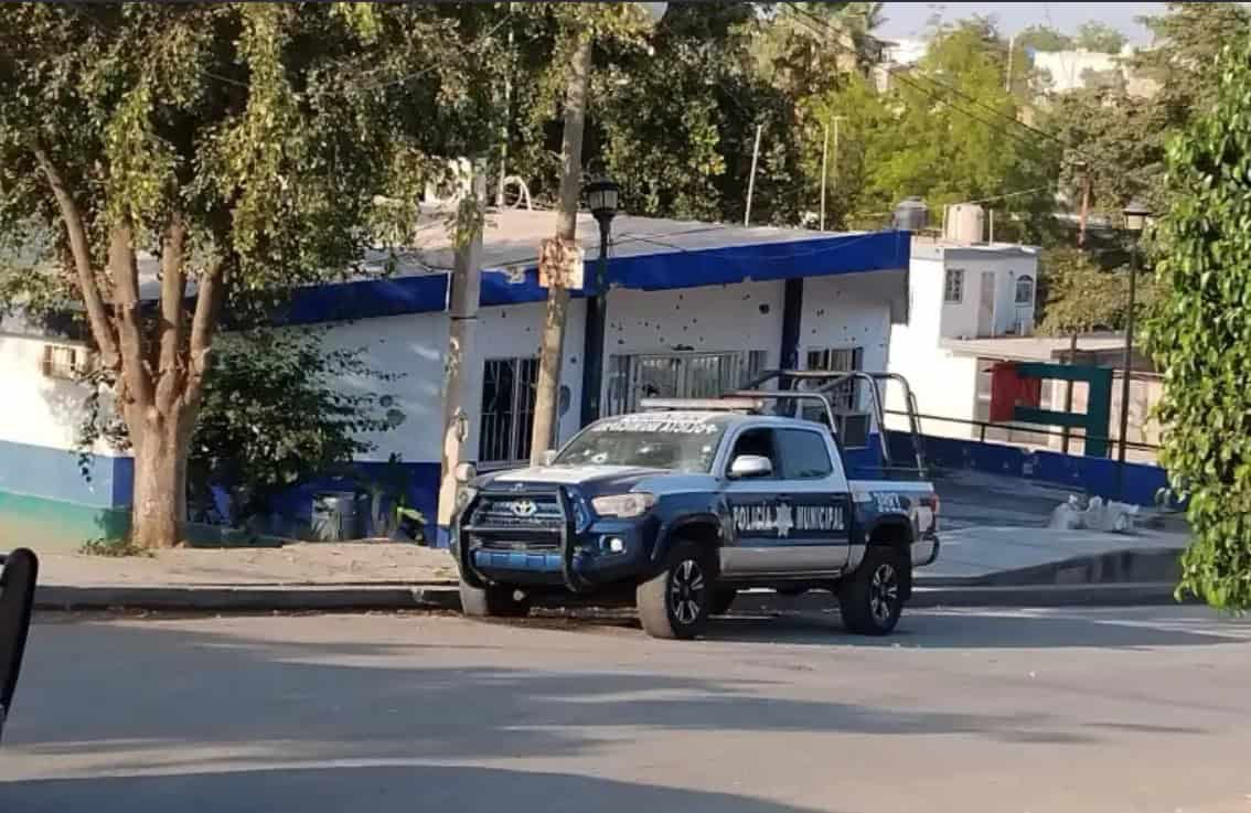 Grupo armado ataca a balazos caseta de policía en Culiacán; un oficial resultó herido