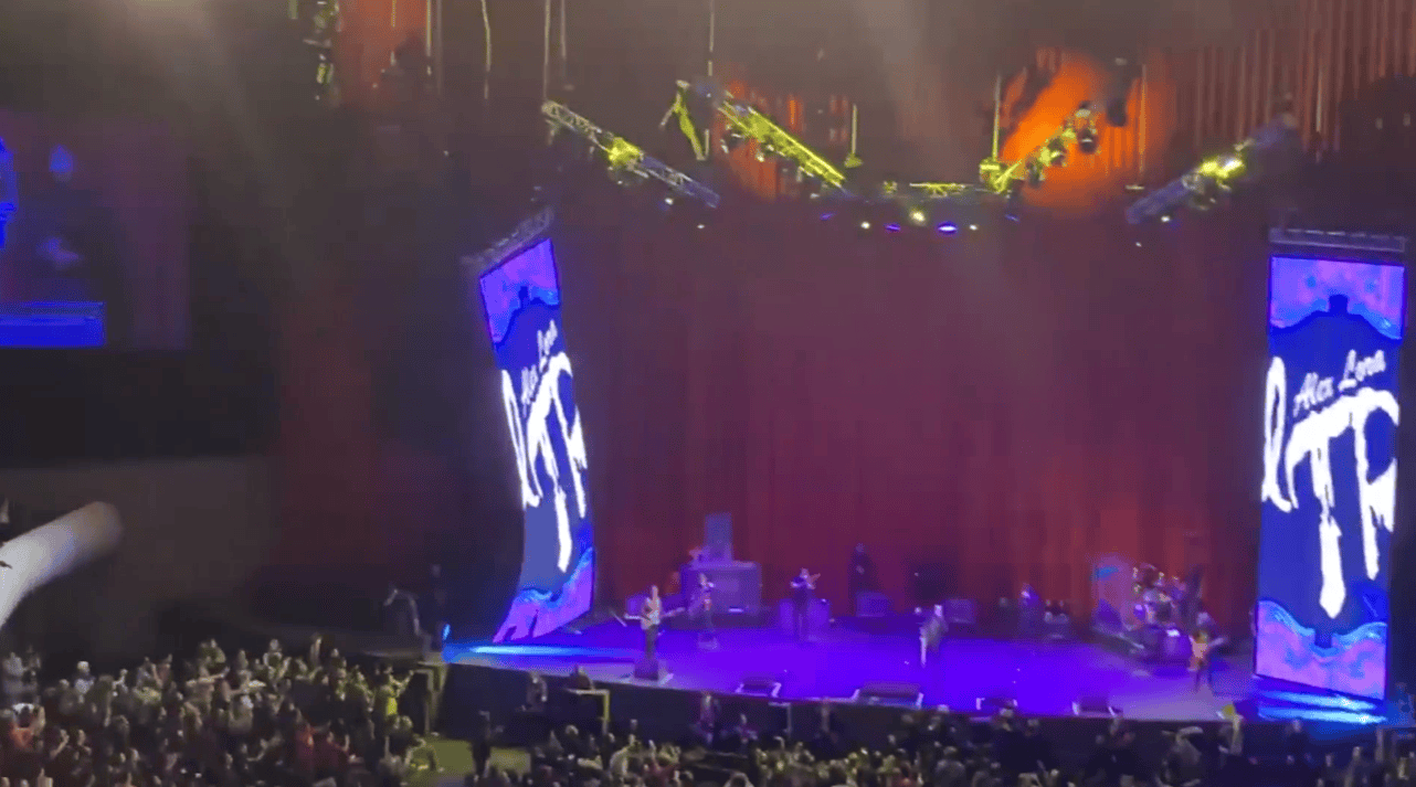 Concierto del TRI en Auditorio Nacional es interrumpido por incidente con pantalla