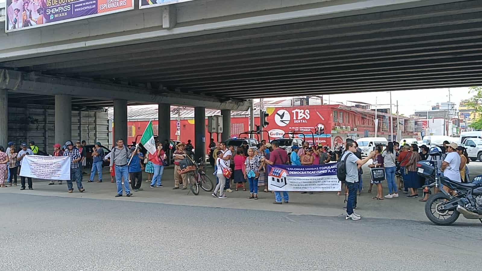 Afectados por inundaciones de 1999 y 2007 bloquean la av. Mina para pedir pago de indemnizaciones