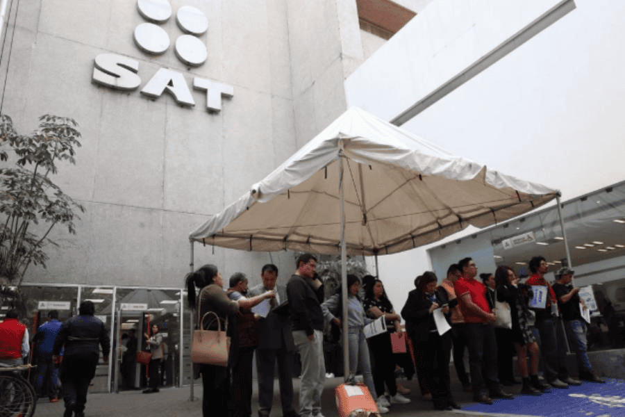 Trabajadores del SAT convocan a marcha pacífica este martes por falta de aumento salarial